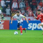No Beira-Rio, Bahia sai na frente, mas leva a virada e se despede da Libertadores