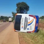 Ônibus de viagem com 31 passageiros tomba e deixa quatro em estado grave em MT