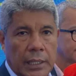 Jerônimo Rodrigues rebate críticas de ACM Neto após episódio com chapéu de vaqueiro; “Usou para fazer uma imagem”