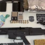 Polícia captura mulher com submetralhadora, revólver e drogas durante operação na Chapada Diamantina