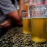 OMS pressiona países a aumentar preços do tabaco, álcool e açucarados em 50%