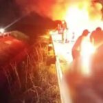 Moto pega fogo após acidente com carro na BA-099 e duas pessoas são internadas em estado grave