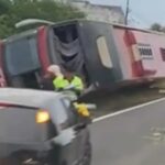Ônibus tomba em trecho da Estrada do Coco em Camaçari
