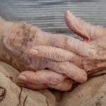 MP-BA denuncia três pessoas por abandono de idosa com esquizofrenia em Salvador