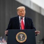 Trump assina ordem para impor tarifaço de 50% ao Brasil a partir da próxima semana e cita processo contra Bolsonaro