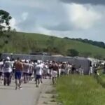 Ônibus com torcedores do Bahia tomba na BR-101 a caminho de jogo do Tricolor em Recife