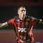 Jair Ventura mostra preocupação com lesão de Renzo e admite busca por centroavante