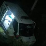 Acidente com colisão frontal envolve ambulância e carro na BA-026