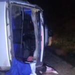 Batida entre micro-ônibus da prefeitura e caminhão deixa dois mortos e 20 feridos na Bahia