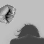 Dona de bar é agredida com pedaço de madeira e socos após negar bebida a cliente embriagado