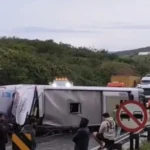 Ônibus que saiu de Salvador para Conquista tomba na BR-116 e deixa 14 feridos; acidente provocou interdição de via