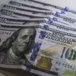 Dólar em queda chega a menor patamar desde maio de 2024