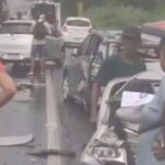 Engavetamento com 13 veículos deixa seis feridos e interdita trecho da BR-324 em Simões Filho