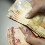 58% dos brasileiros fecham o mês sem sobras ou gastam mais do que ganham, aponta pesquisa