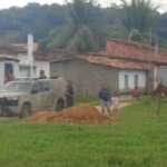 Corpo de mulher é encontrado em córrego de esgoto no interior baiano; polícia prende companheiro de vítima