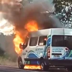 Van de prefeitura de Capim Grosso pega fogo na BR-324; ninguém ficou ferido