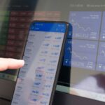 Ibovespa dispara, bate recorde histórico e dólar segue abaixo de R$ 5