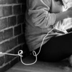 Jovem morre após ser eletrocutada ao usar celular conectado à tomada.