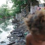 Brasileiros pobres se endividam para pagar o básico e conta não fecha, aponta pesquisa