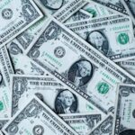 Dólar surpreende ao atingir menor valor em mais de dois anos