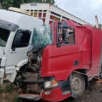 Acidente entre caminhões provoca interdição da BR-324 em Conceição do Jacuípe, sentido Feira