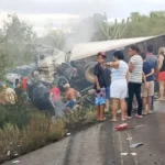 Colisão entre van e caminhão na BR-116 provoca 16 mortes