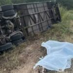 Ônibus com atletas de basquete capota e deixa sete mortos e dezenas de feridos