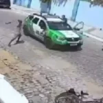 Homem ataca policiais com facão, é baleado e preso por tentativa de homicídio