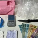 Operação policial em América Dourada prende homem com cocaína e materiais de tráfico após tentativa de fuga.