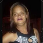 Mulher recebe descarga elétrica e morre após mexer em tomada enquanto estava molhada na Bahia