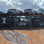 Caminhão-cegonha com carros elétricos pega fogo em Alagoinhas e interdita rodovia