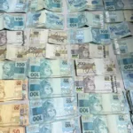 Procurado por homicídio é preso com quase R$ 50 mil em ônibus na BA-052, na região de Irecê