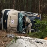 Viatura da PM capota na BA-275 e deixa policiais feridos em Belmonte