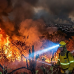 Incêndio em Utinga (BA): brigadistas passam a noite combatendo fogo; fumaça toma conta da cidade.