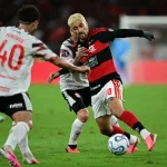 Muslera brilha, Estudiantes bate Flamengo nos pênaltis e pega Palmeiras na final