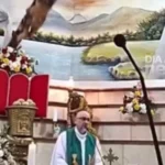 Padre morre após crucifixo cair sobre sua cabeça durante missa no Equador