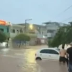 Chuva alaga comércios, invade creche e arrasta veículos em Macaúbas
