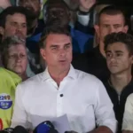 Flávio Bolsonaro teria deixado o Brasil e viajaria aos EUA em avião particular.